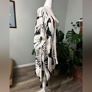 🏝️FRANCESCAS KIMONO STYLE SCARF ONE SIZE PERFECT FOR BEACH.